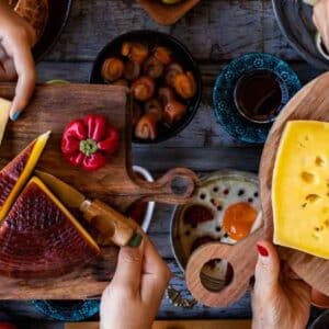 tábua de frios: vista superior de mesa com diversas comidas inclusive tábuas de frio