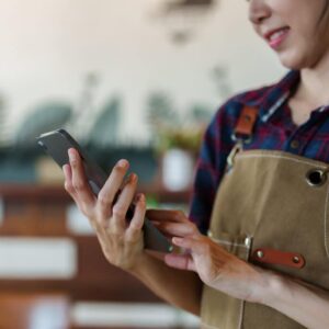 mulher olhando o celular