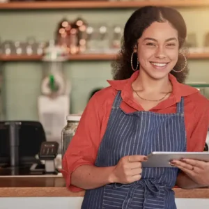 vendedora-cafeteria-avental-azul-tablet-sorrindo